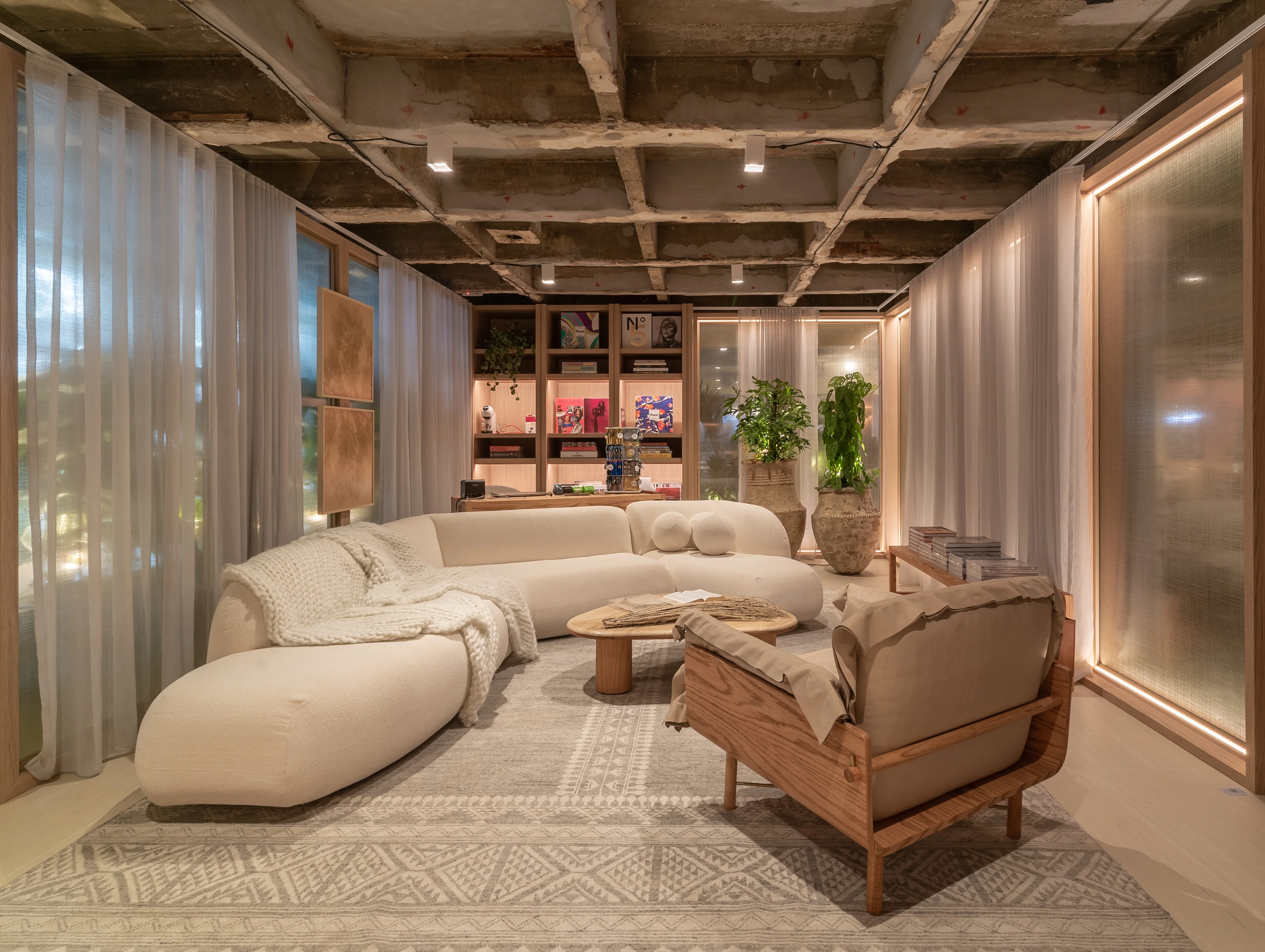 Anal jinsiy aloqada defekatsiya Yubka va qora taytdagi qoramagizning fotosurati